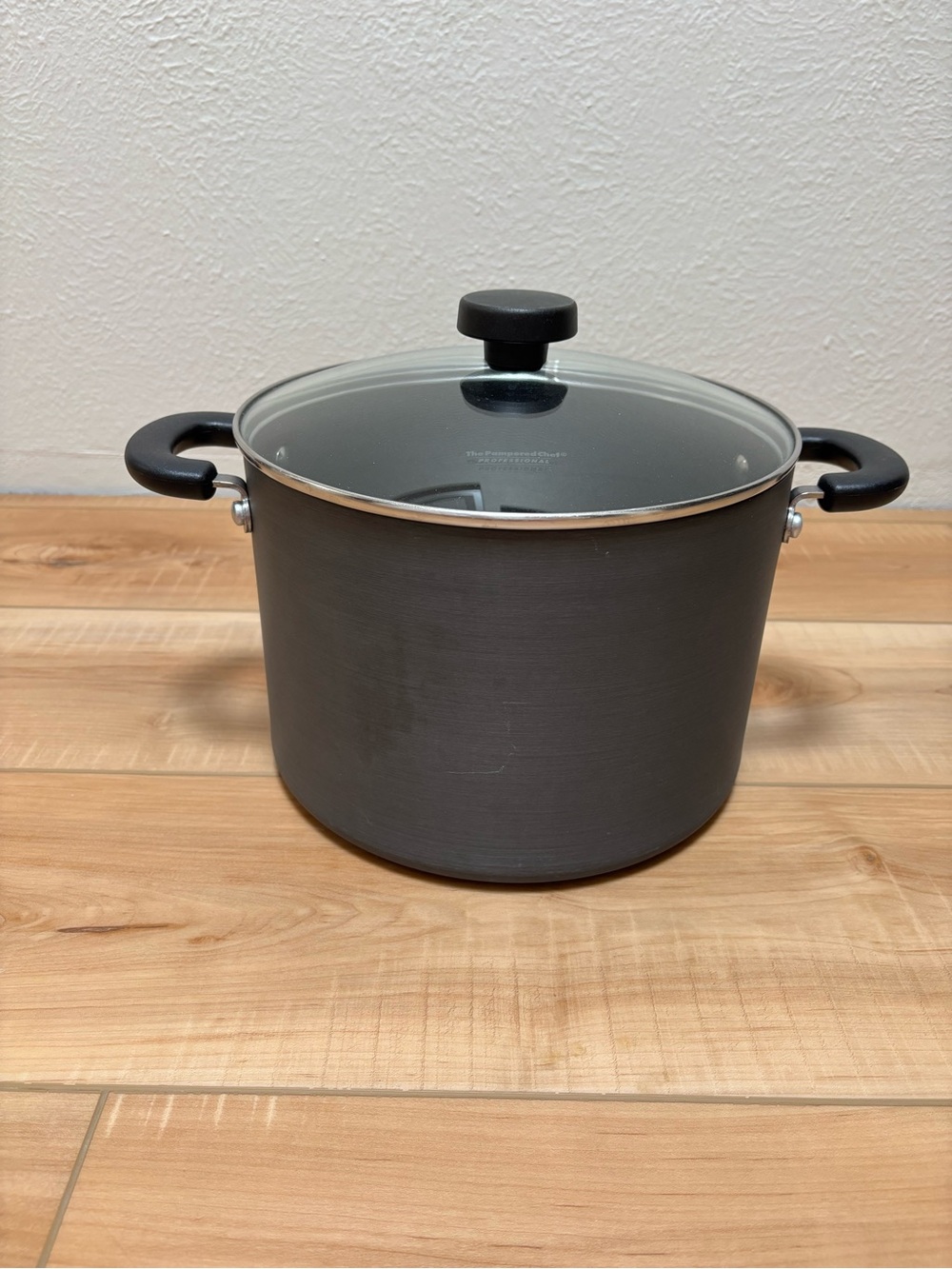 The Pampered Chef Nonstick Stockpot with Glass Lid - Black